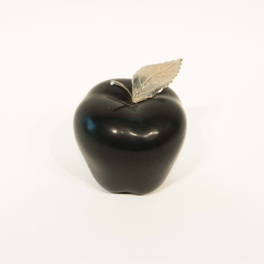 Dekoratif Orta Boy Siyah Elma resmi